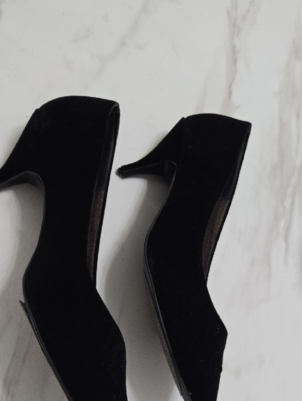 Vintage Notorious heels for Bakers-Leeds . Women's Black Suede with Gold Insole - Picture 4 of 9